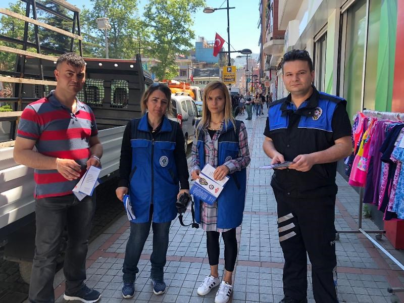 Rize Emniyet Müdürlüğü TDP Şube Müdürlüğünce Yaklaşan Ramazan Bayramı sebebiyle Kuyumcular Sokak ve Atatürk Caddesi üzerinde bulunan 135 esnaf ve 760 vatandaşa; Dini günlerde vatandaşların duygularını istismar eden dilenciler, Sahte Para hakkında bilgilendirme, Piknik, park alanlarında yaşanabilecek dolandırıcılık olayları, Kalabalık AVM, Plaj vb. yerlerde yaşanabilecek Hırsızlık Olaylarına Karşı alınabilecek tedbirler ile bilgilendirme çalışması yapılmıştır. Arz ederim. 